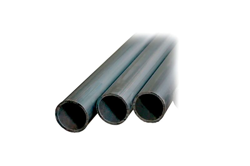 Tubo redondo negro 1 1/2 pulgadas CH14 x 6m Multiperfiles, vista en perspectiva de tres tubos alineados