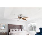 Ventilador de techo interior con luz LED Elle 52 pulgadas DC Honeywell, instalado en dormitorio con aspas café y luz blanca
