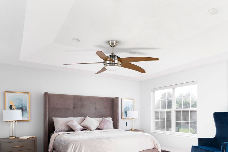 Ventilador de techo interior con luz LED Elle 52 pulgadas DC Honeywell, instalado en dormitorio con aspas café y luz blanca