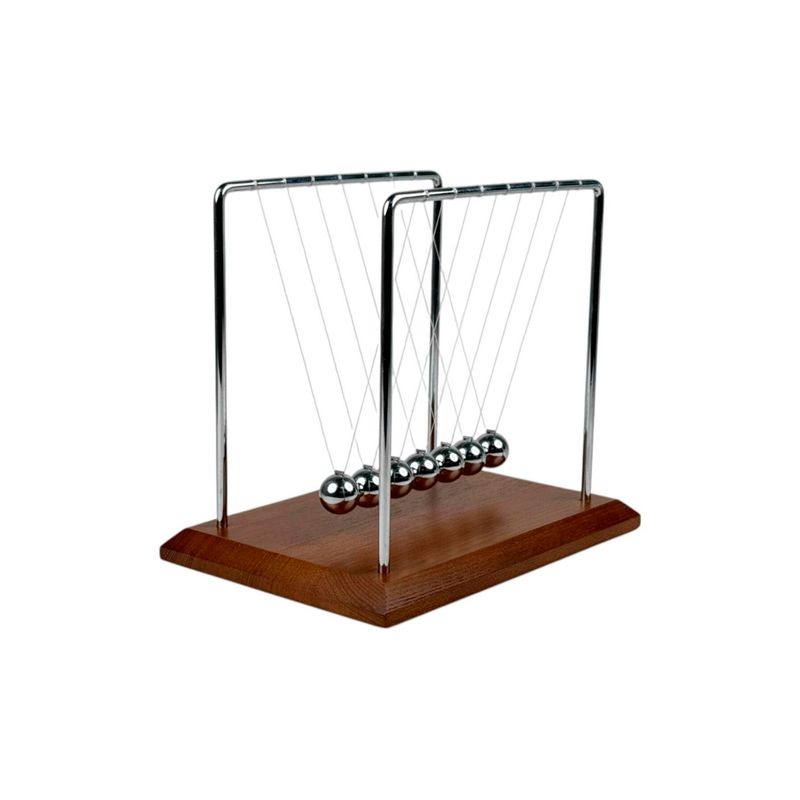 Juego de mesa decorativo 17x23x21 cm Concepts, vista en ángulo del péndulo de Newton con base de madera y esferas metálicas