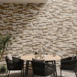 Fachaleta 30x45 Dent Gianna Stone FD Mix café Porcelanite, instalada en muro exterior con mesa y sillas de terraza
