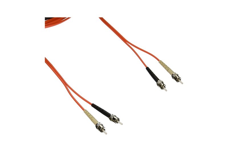 Patch cord duplex Leviton de 3 mts ST-ST OM1, primer plano de los conectores metálicos y cables color naranja