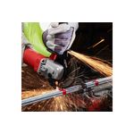 Esmeriladora angular eléctrica Milwaukee de 4-1/2 pulgadas y 840 W, en uso cortando un tubo metálico con chispas