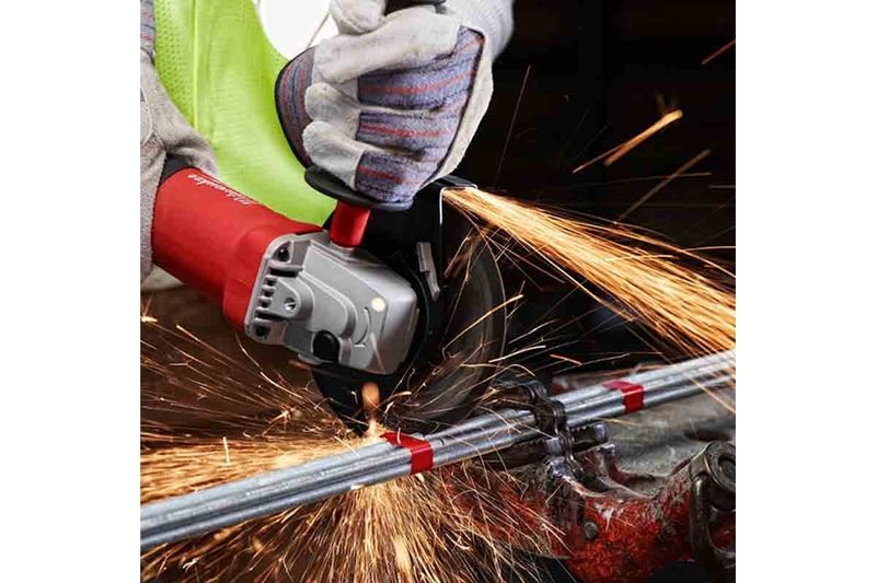 Esmeriladora angular eléctrica Milwaukee de 4-1/2 pulgadas y 840 W, en uso cortando un tubo metálico con chispas