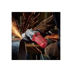 Esmeriladora angular eléctrica Milwaukee de 4-1/2 pulgadas y 840 W, siendo utilizada para cortar metal con chispas