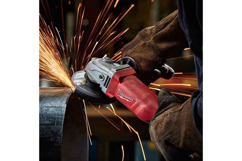 Esmeriladora angular eléctrica Milwaukee de 4-1/2 pulgadas y 840 W, siendo utilizada para cortar metal con chispas