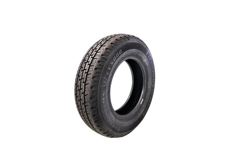 Llanta Firehawk 900 rin 14 Firestone 185/60 pasajero, vista en ángulo resaltando el dibujo de la banda de rodadura
