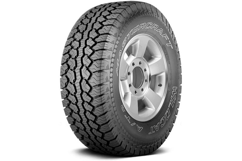 Llanta 245/70R16 107S Wildcat AT2 Mastercraft, vista frontal montada sobre rin plateado con dibujo de banda todoterreno