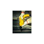 Taladro rotación eléctrico Stanley de 3/8 pulgadas y 550 W, siendo utilizado por una persona con guantes sobre metal