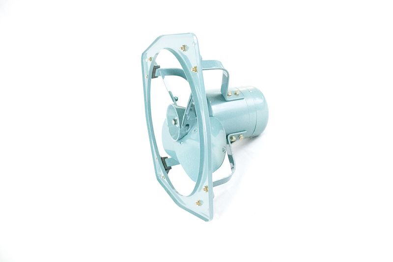 Extractor de aire industrial Nimbus de 18 pulgadas y 3530 cfm, vista lateral en color celeste claro