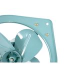 Extractor de aire industrial Nimbus de 18 pulgadas y 3530 cfm, primer plano del aspa y la rejilla protectora en color celeste