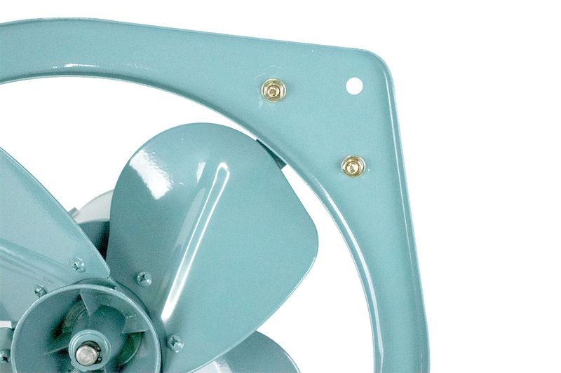 Extractor de aire industrial Nimbus de 18 pulgadas y 3530 cfm, primer plano del aspa y la rejilla protectora en color celeste