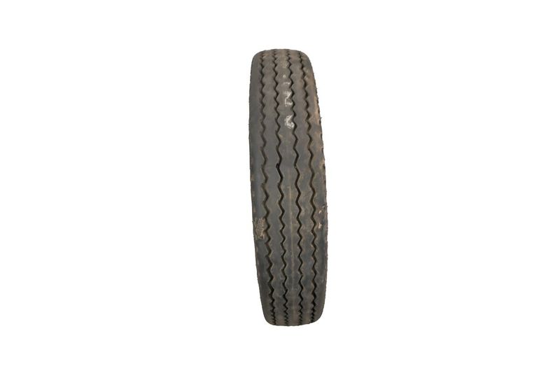 Llanta Wildcat AXT rin 15 Mastercraft 235/75 AT, vista frontal de la banda de rodadura con dibujo profundo