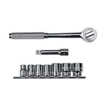 Juego de llave copa Stanley de 3/8 pulgadas, 10 piezas con ratchet, piezas metálicas cromadas organizadas sobre fondo blanco