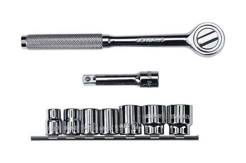 Juego de llave copa Stanley de 3/8 pulgadas, 10 piezas con ratchet, piezas metálicas cromadas organizadas sobre fondo blanco
