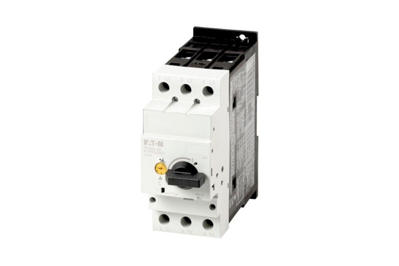 Guardamotor Eaton de 32-40 amp y tamaño 55 mm, vista frontal diagonal del dispositivo eléctrico blanco y negro