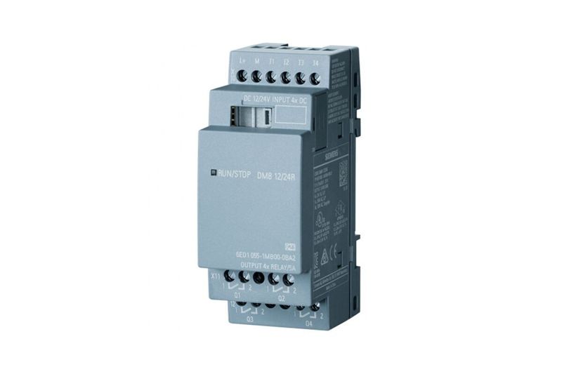 Módulo de ampliación de DM8 24V AC/DC salida V8 Siemens, vista frontal en ángulo del dispositivo electrónico gris