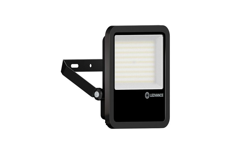 Reflector LED Floodlight 15000 lúmenes 125 W 100-277 V 5000 K Ilukon, vista lateral con brazo de montaje negro
