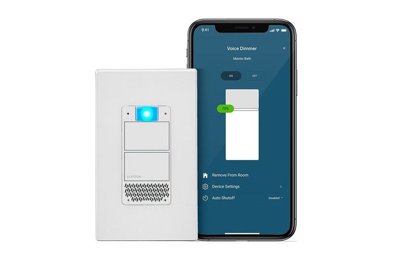 Dimmer Decora Smart Voice blanco con Alexa incluido Leviton, junto a un teléfono móvil mostrando la aplicación de control
