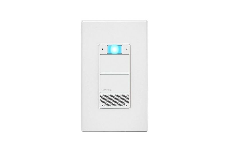 Dimmer Decora Smart Voice blanco con Alexa incluido Leviton, vista frontal del interruptor con luz azul encendida