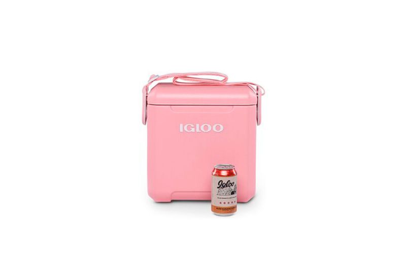 Hielera 11 qt rosado Tag a Long con correa Igloo, vista frontal con una lata de bebida roja al lado