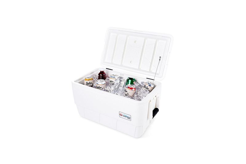 Hielera 36 qt blanco Marine Ultra Igloo, abierta y llena de hielo con varias latas de bebidas en su interior