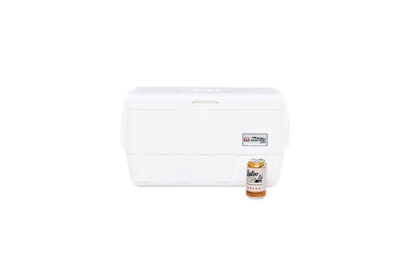 Hielera 36 qt blanco Marine Ultra Igloo, vista frontal con una lata de cerveza amarilla al lado