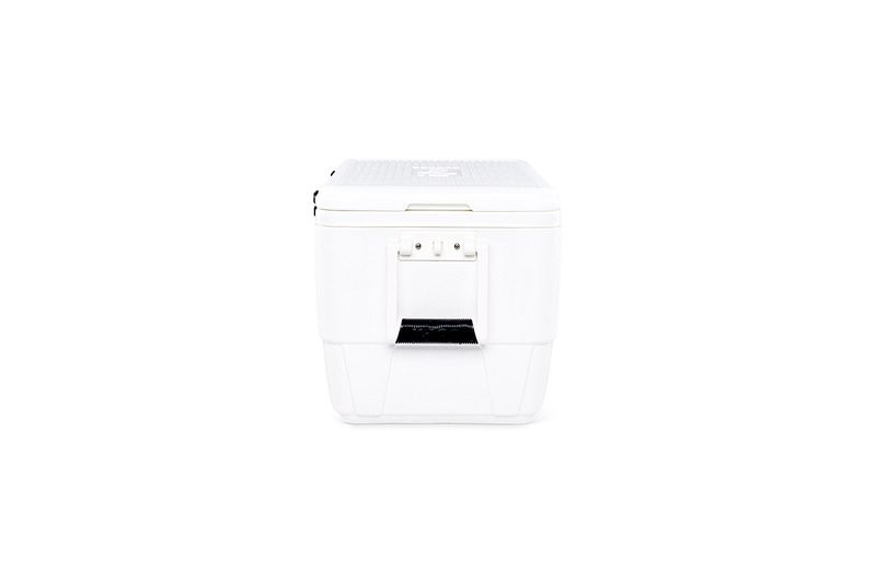 Hielera 36 qt blanco Marine Ultra Igloo, vista frontal donde se aprecia el cierre y el asa de transporte