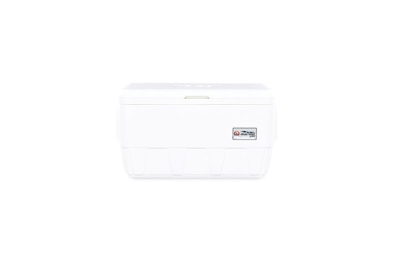 Hielera 36 qt blanco Marine Ultra Igloo, vista frontal del contenedor cerrado con logo rojo en el costado