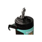 Termo 1/2 galón aqua/negro Latitude Pro Igloo, primer plano de la tapa negra con boquilla y asa gris levantada