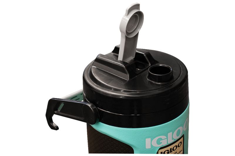 Termo 1/2 galón aqua/negro Latitude Pro Igloo, primer plano de la tapa negra con boquilla y asa gris levantada