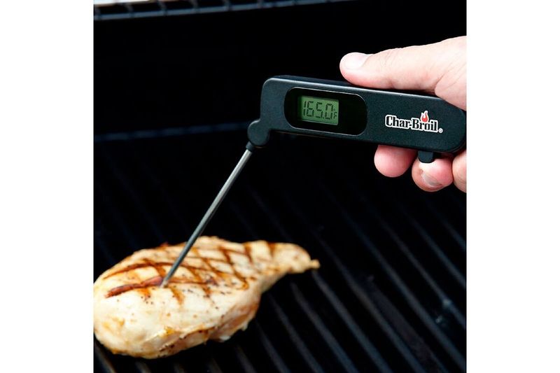 Termómetro digital acero inoxidable negro Char-Broil, siendo utilizado para medir la temperatura de un pollo a la parrilla