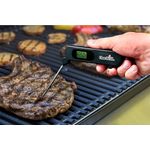 Termómetro digital acero inoxidable negro Char-Broil, mano usando el equipo para medir la temperatura de un corte de carne