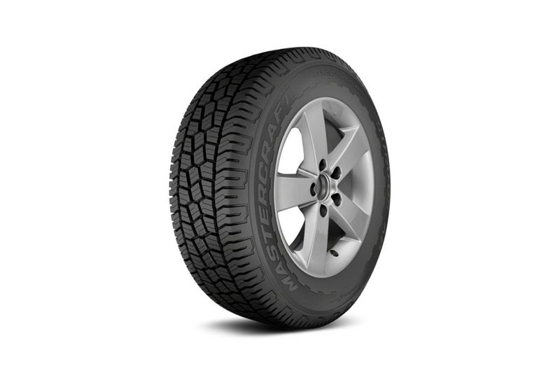 Llanta 265/60R18 110T Stratus AP Mastercraft, vista frontal en ángulo sobre rin plateado con dibujo de banda de rodadura