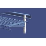 Riel vertical ShelfTrack 30.5 cm blanco ClosetMaid, detalle del riel instalado sosteniendo una rejilla blanca