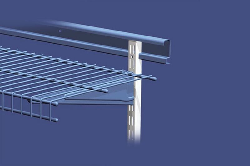 Riel vertical ShelfTrack 30.5 cm blanco ClosetMaid, detalle del riel instalado sosteniendo una rejilla blanca