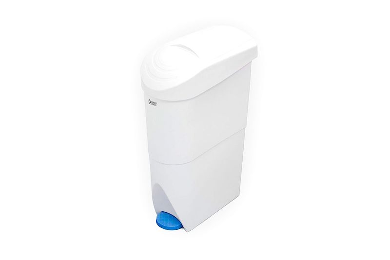 Basurero rectangular con tapa de pedal 18 L blanco Trash Crash, vista diagonal con pedal de color azul