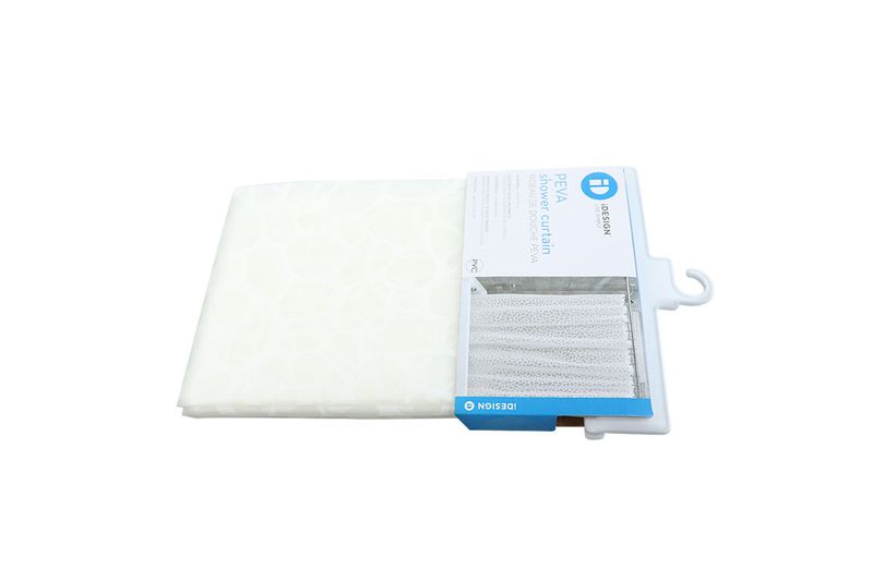 Cortina de baño plástica Pebblz blanca Interdesign, doblada en su empaque original con gancho plástico blanco