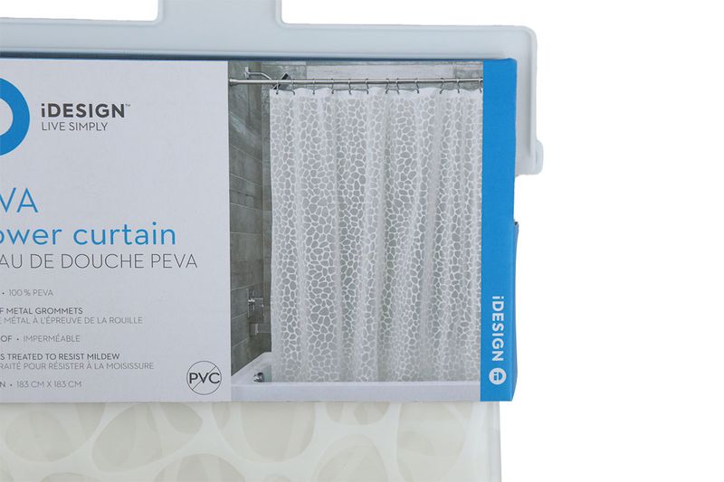 Cortina de baño plástica Pebblz blanca Interdesign, detalle del empaque con foto del producto instalado y marca
