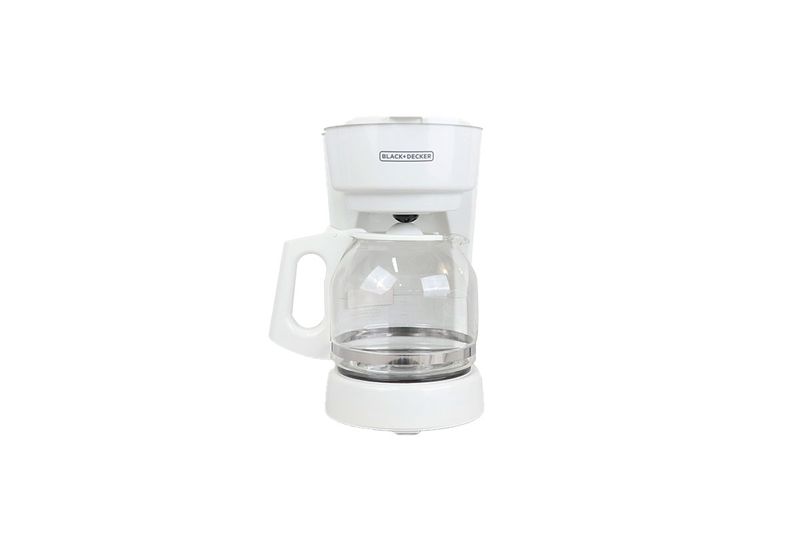 Cafetera con jarra 12 tazas blanca Black + Decker, vista frontal con jarra de vidrio transparente y cuerpo blanco