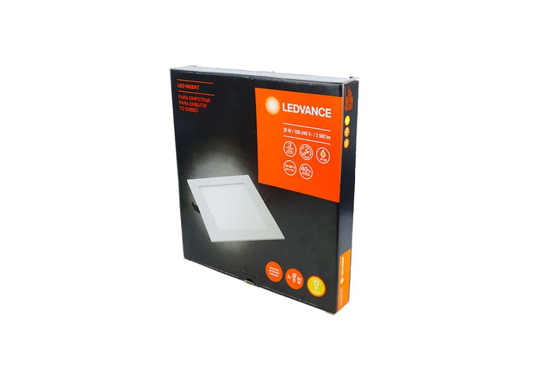 Luminaria LED empotrable 16 pulgadas 30 W IP20 3000K 25000h cuadrada Ledvance, en su empaque de cartón negro y naranja
