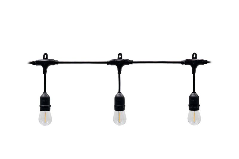 Cadena de luces LED 10 l x 60 lm E27 IP44 2700K 30000h negro Ledvance, detalle de tres focos colgantes sobre cable negro