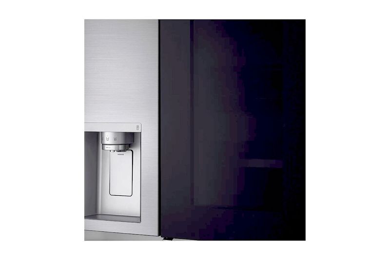 Refrigerador inverter Instaview Door in Door 812 L Craft Ice LG, primer plano del dispensador de agua y panel de vidrio