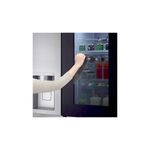 Refrigerador Inverter Instaview Door in Door 812 L Craft Ice LG, detalle de mano tomando frasco en la puerta abierta