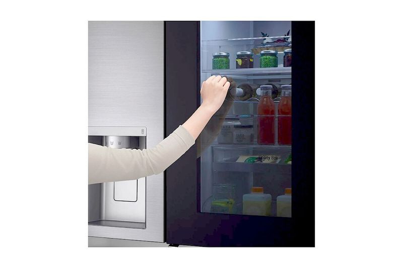 Refrigerador Inverter Instaview Door in Door 812 L Craft Ice LG, detalle de mano tomando frasco en la puerta abierta