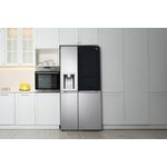 Refrigerador Inverter Instaview Door in Door 812 L Craft Ice LG, ubicado en cocina moderna con gabinetes blancos