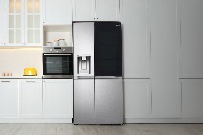 Refrigerador Inverter Instaview Door in Door 812 L Craft Ice LG, ubicado en cocina moderna con gabinetes blancos
