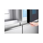 Refrigerador Inverter Instaview Door in Door 812 l Craft Ice LG, detalle de mano abriendo la puerta del congelador