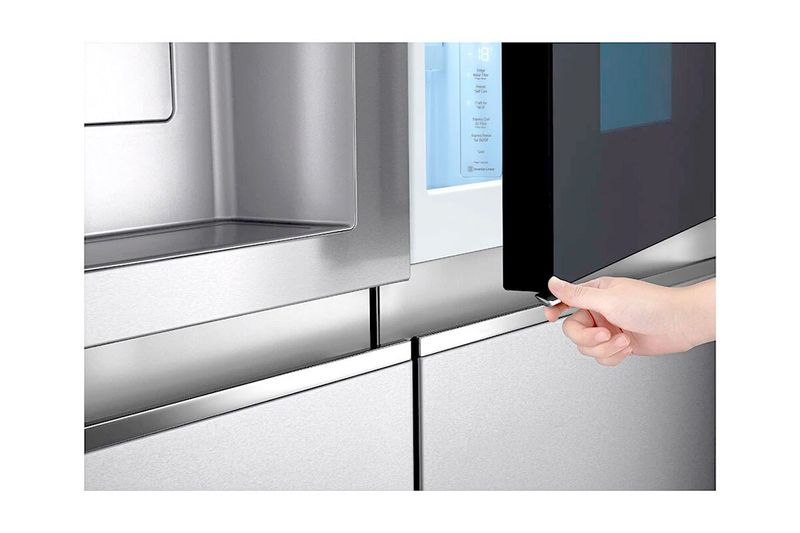 Refrigerador Inverter Instaview Door in Door 812 l Craft Ice LG, detalle de mano abriendo la puerta del congelador