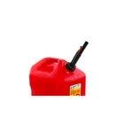 Bidón plástico para gasolina con boquilla 5 gal Midwest, detalle cercano del tapón y la boquilla negra instalada